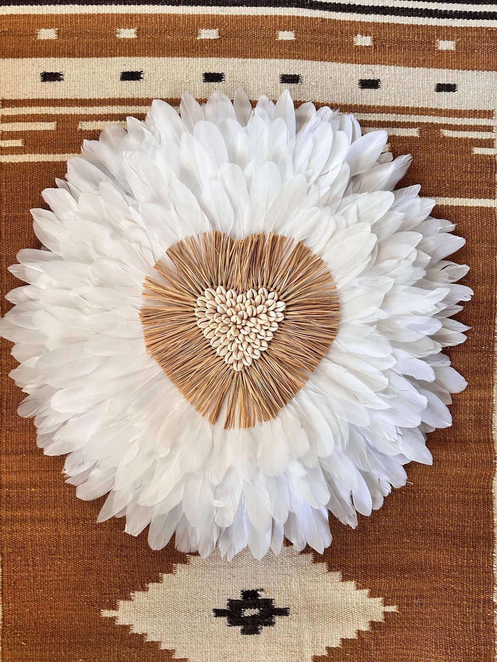 LOVER WHITE – Juju Hat mural en plumes blanches, cœur en coquillages – décoration murale bohème chic – 65 ou 80 cm – fait main