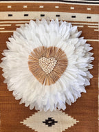 LOVER WHITE – Juju Hat mural en plumes blanches, cœur en coquillages – décoration murale bohème chic – 65 ou 80 cm – fait main