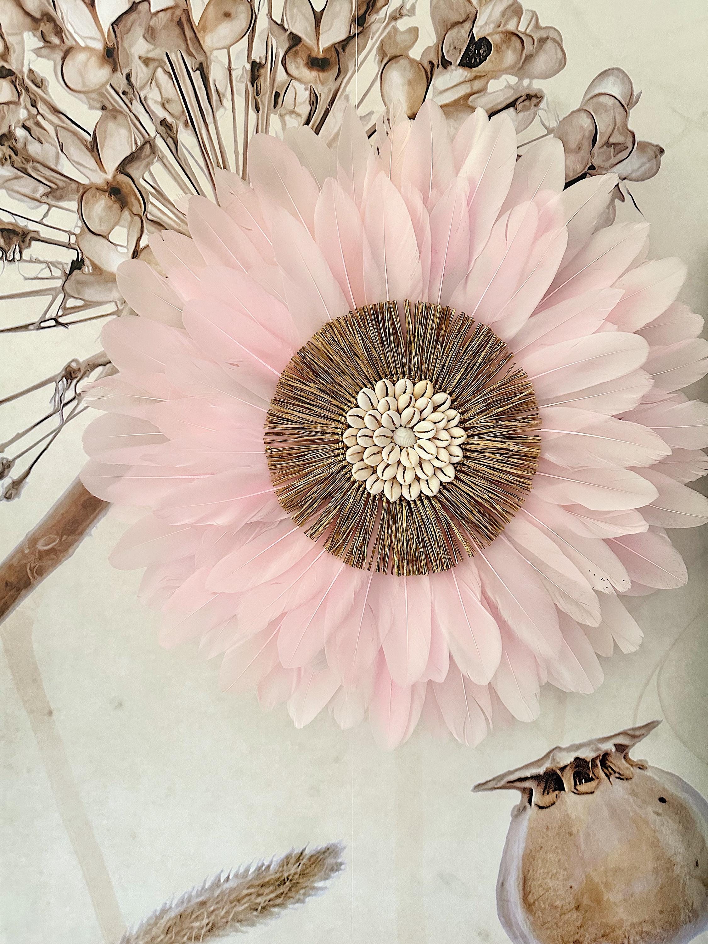Juju Hat mural « LE ROSE TENDRE » en plumes rose pâle et coquillages – Déco murale bohème chic Taille 50, 65 ou 80