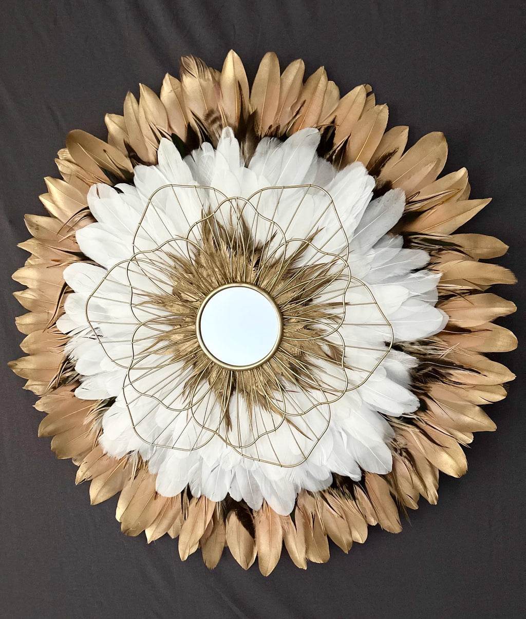 SOLARIS – Juju Hat mural doré avec miroir et fleur en métal | Déco murale en plumes blanches et or | Art mural luxe fait main bohème chic