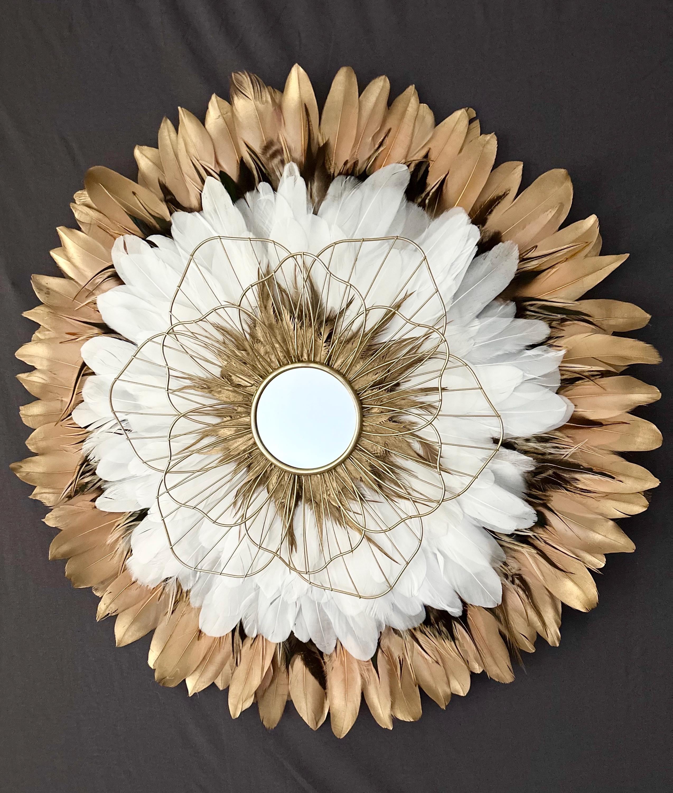 SOLARIS – Juju Hat mural doré avec miroir et fleur en métal | Déco murale en plumes blanches et or | Art mural luxe fait main bohème chic