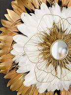 SOLARIS – Juju Hat mural doré avec miroir et fleur en métal | Déco murale en plumes blanches et or | Art mural luxe fait main bohème chic