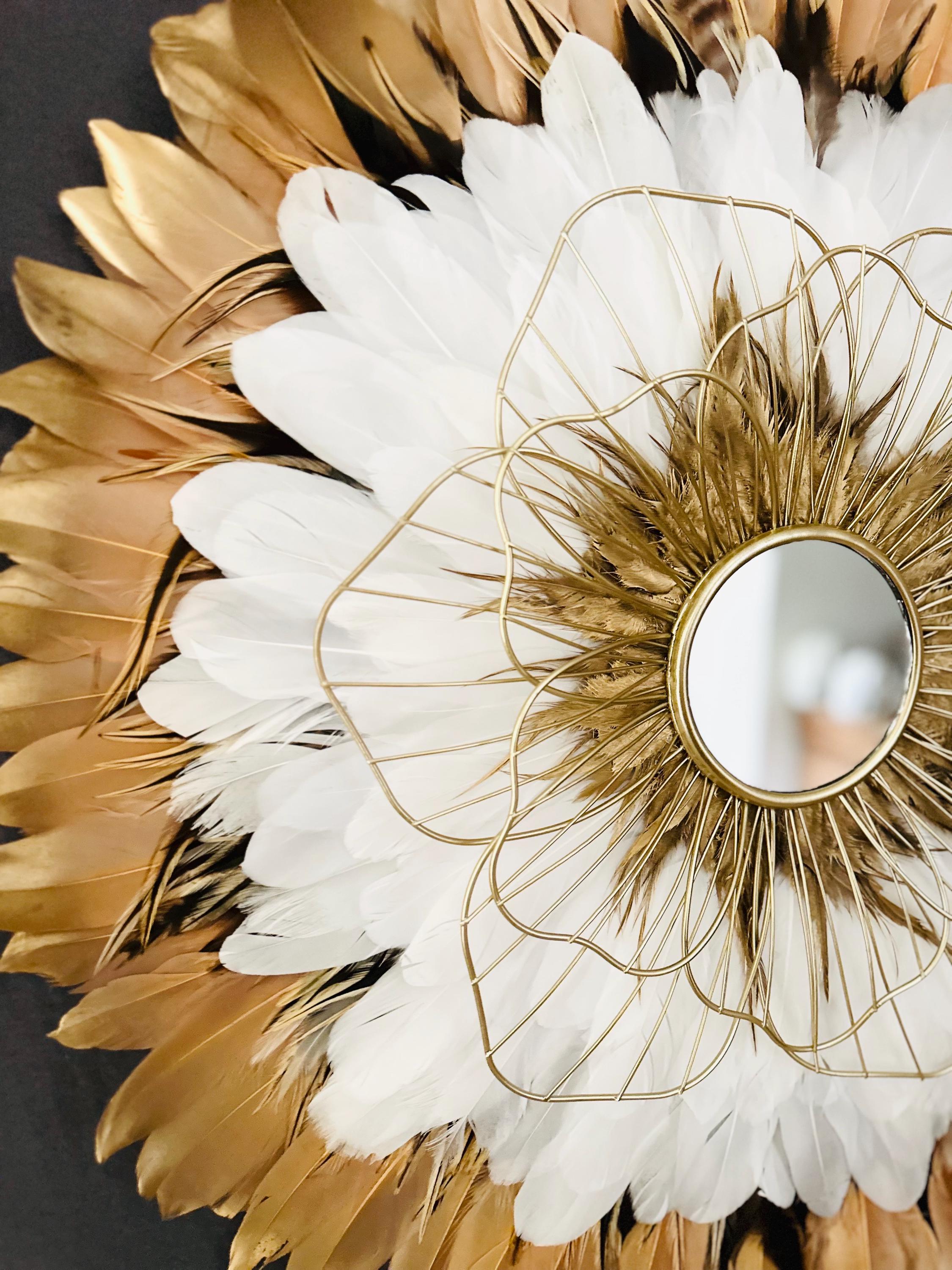 SOLARIS – Juju Hat mural doré avec miroir et fleur en métal | Déco murale en plumes blanches et or | Art mural luxe fait main bohème chic