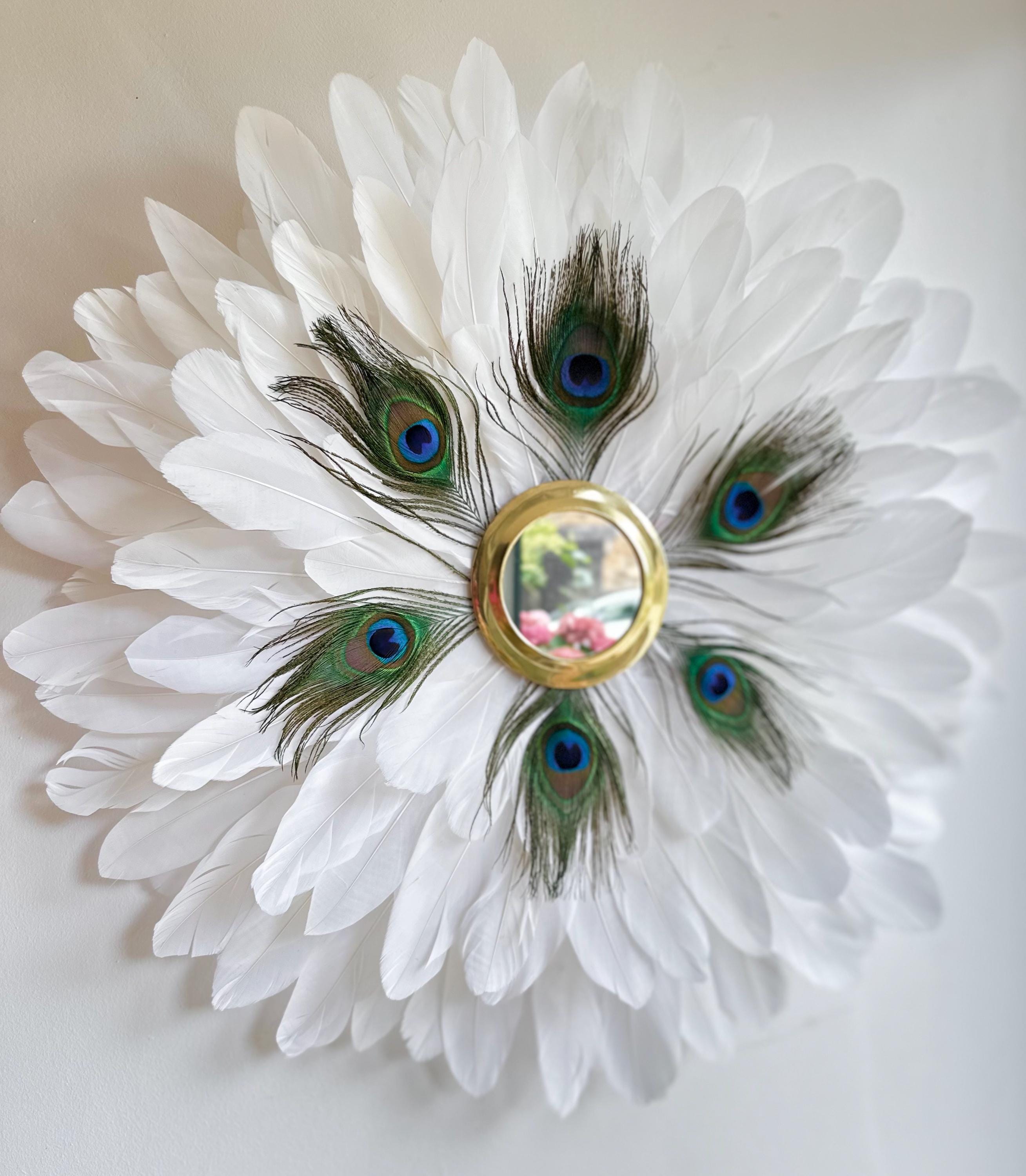 Juju Hat mural blanc « LE PAON » avec plumes naturelles et miroir en laiton artisanal – Déco murale bohème chic