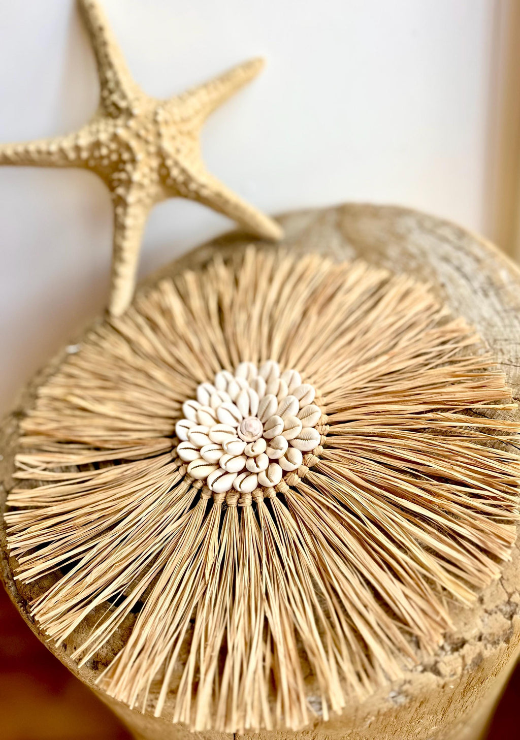 Suspension en raphia naturel (ou doré) avec coquillages