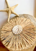 Suspension en raphia naturel (ou doré) avec coquillages