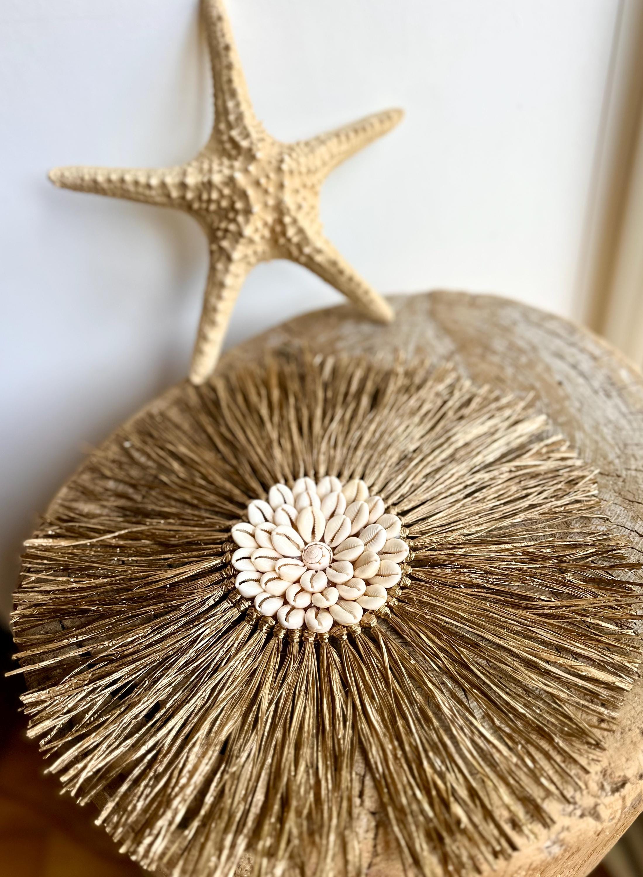 Suspension en raphia naturel (ou doré) avec coquillages