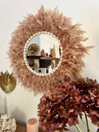 Miroir juju hat en plumes beiges – déco murale tropicale et naturelle – 60 cm