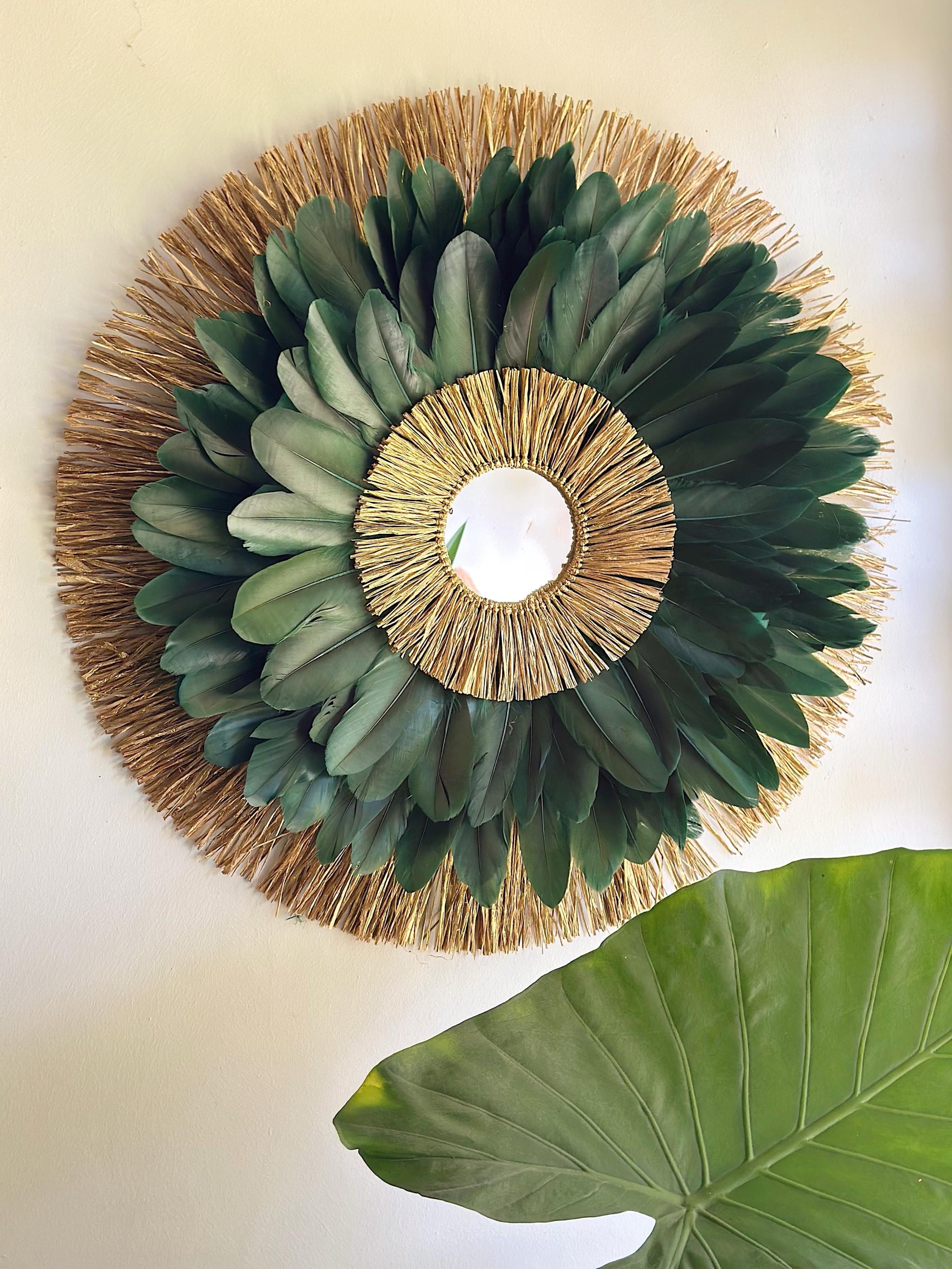 Juju Hat mural vert « L’OSIRIS » – Décoration murale bohème en plumes et raphia doré – Art mural exotique fait main, style égyptien chic