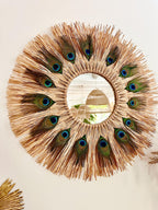 Miroir mural GAÏA – miroir en raphia et plumes de paon 58 cm – décoration murale bohème chic et naturelle fait main