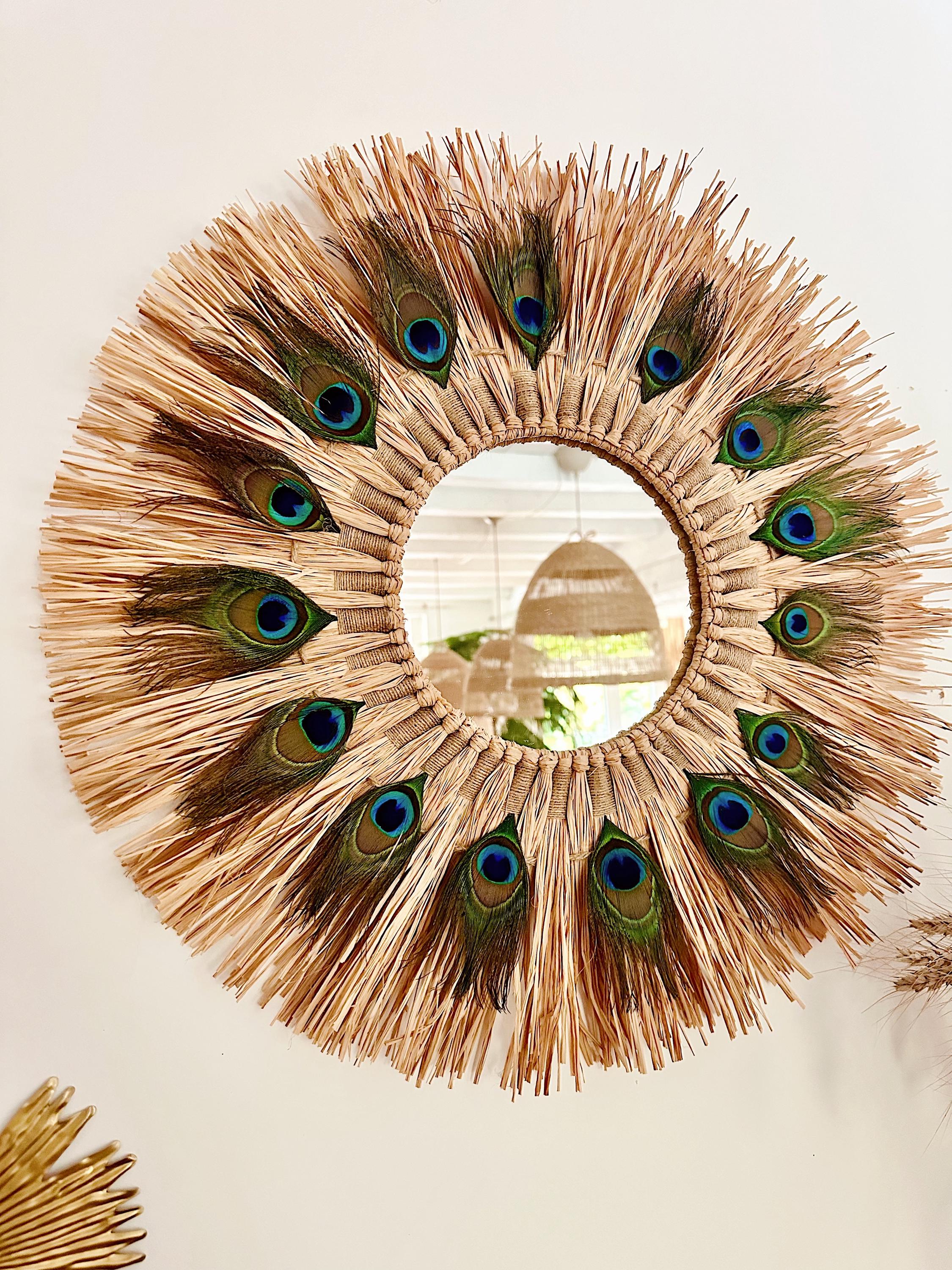 Miroir mural GAÏA – miroir en raphia et plumes de paon 58 cm – décoration murale bohème chic et naturelle fait main