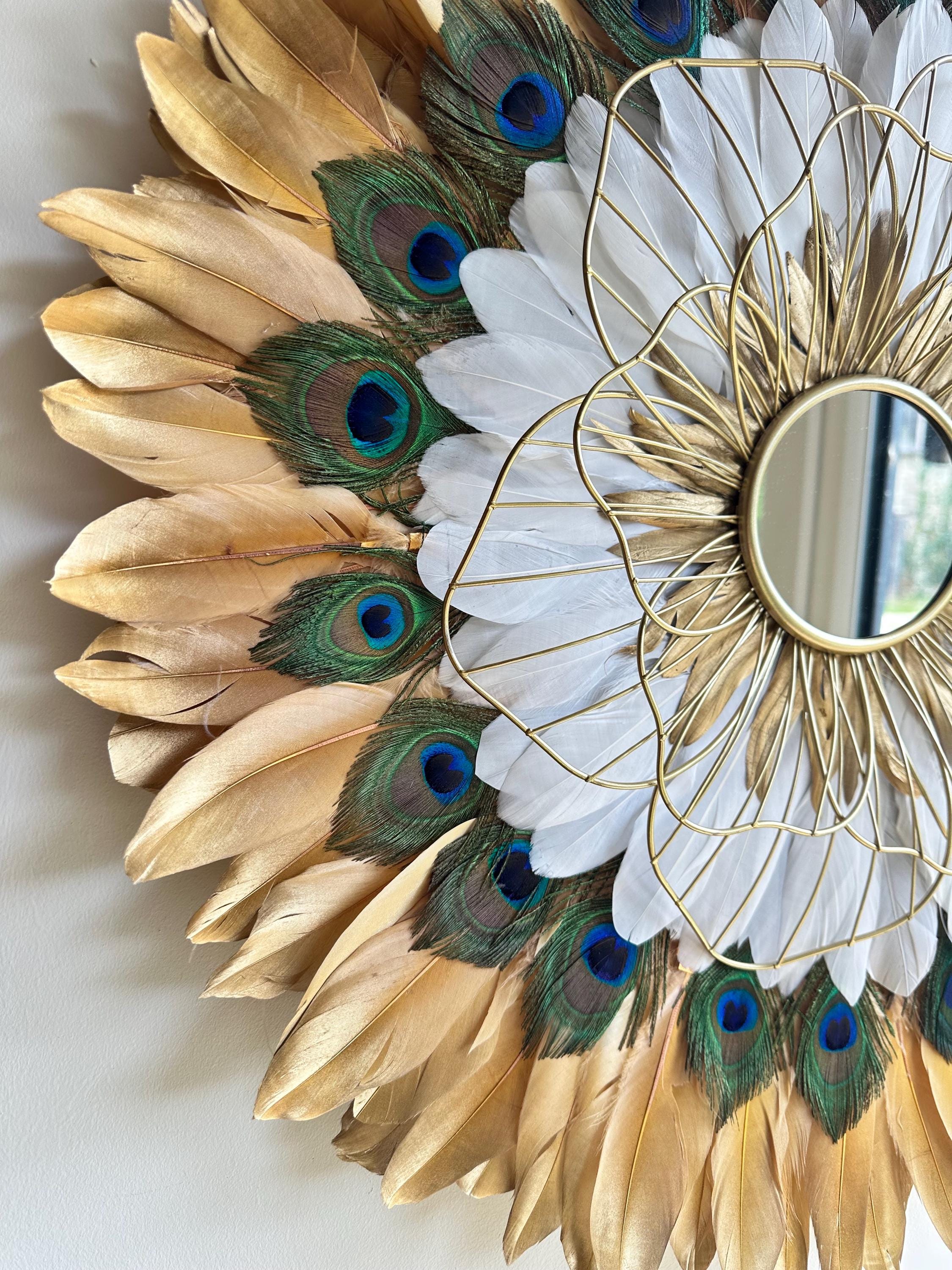 Le SOLARIS Paon – Juju Hat miroir mural en plumes de paon et fleur dorée – Déco murale artisanale bohème chic en plumes naturelles