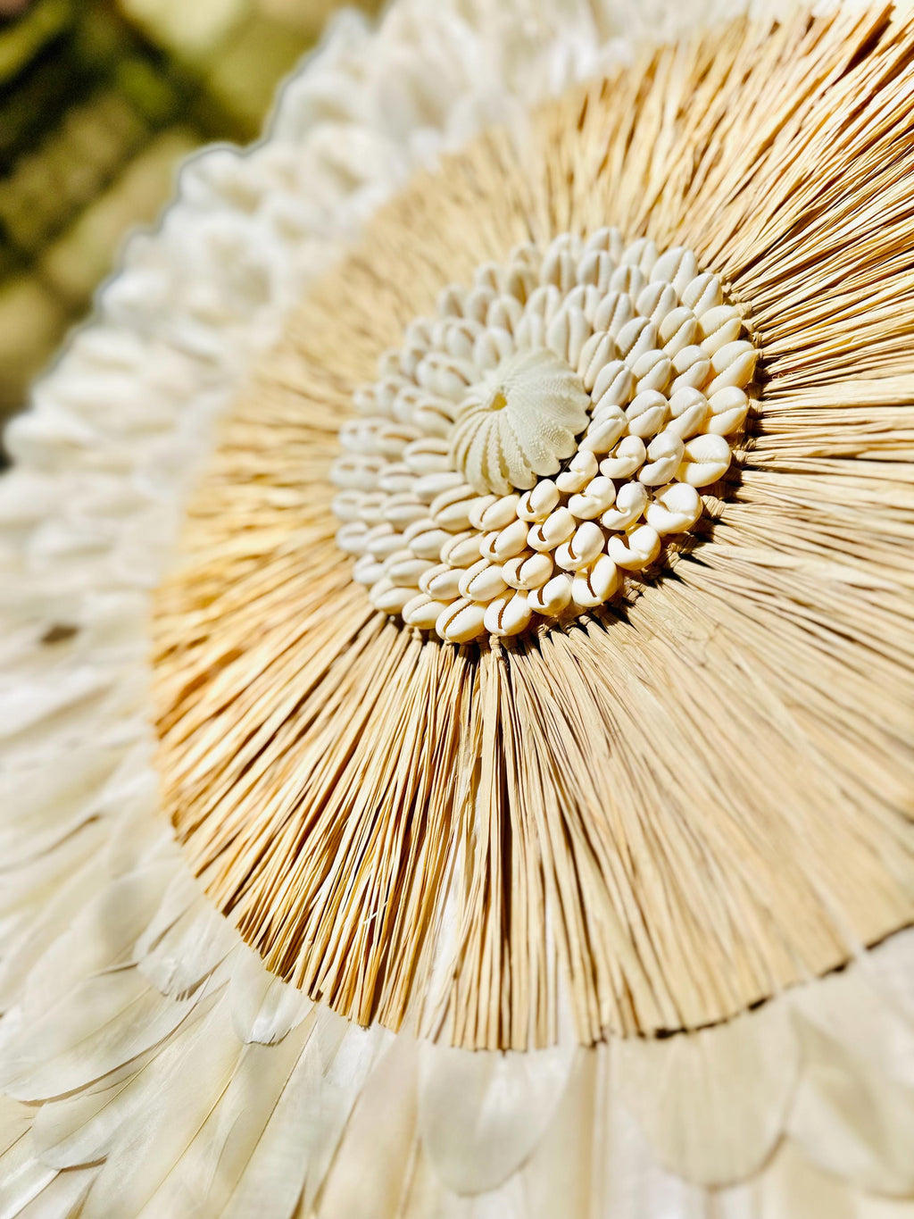 JUJUHAT Le ZANZIBAR – Déco murale XXL en plumes naturelles sable et raphia tressé avec coquillages