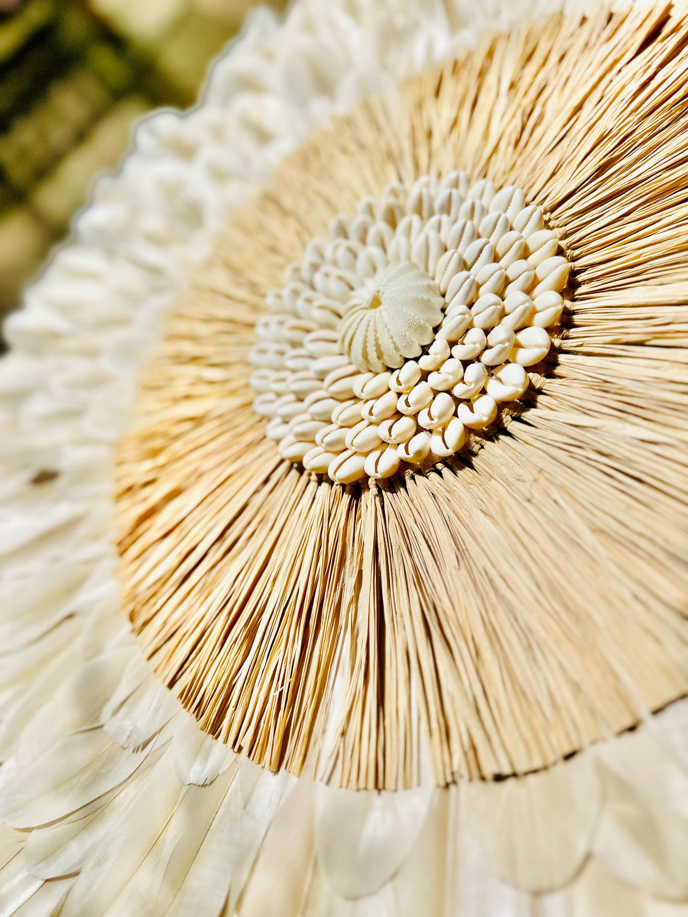 JUJUHAT Le ZANZIBAR – Déco murale XXL en plumes naturelles sable et raphia tressé avec coquillages