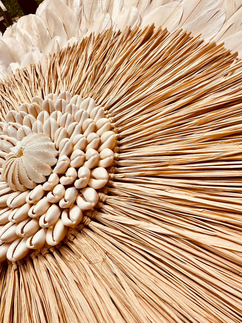 JUJUHAT Le ZANZIBAR – Déco murale XXL en plumes naturelles sable et raphia tressé avec coquillages