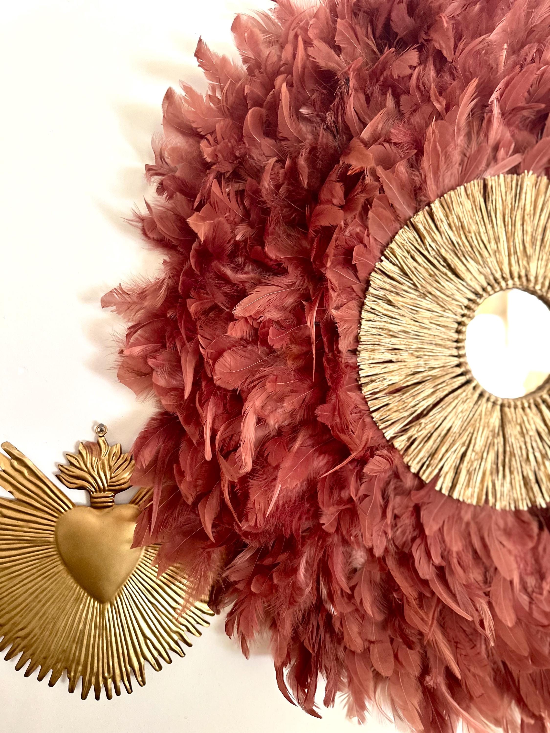 JUJUHAT « LE GALACTIC » en plumes terracotta avec miroir soleil et raphia doré – décoration murale ethnique chic