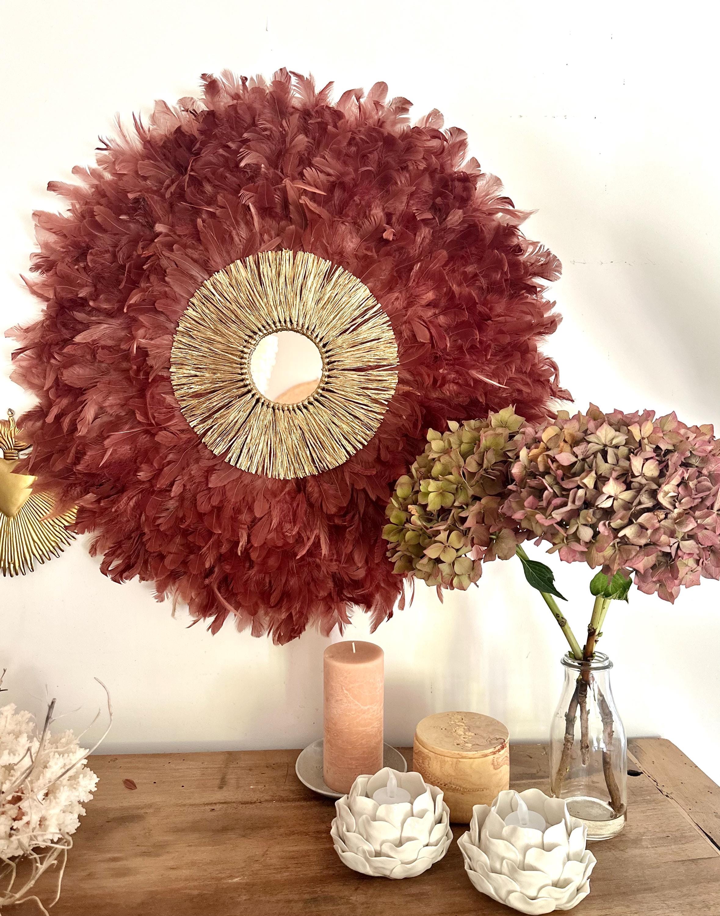 JUJUHAT « LE GALACTIC » en plumes terracotta avec miroir soleil et raphia doré – décoration murale ethnique chic