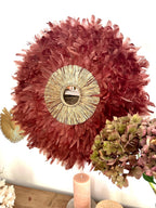 JUJUHAT « LE GALACTIC » en plumes terracotta avec miroir soleil et raphia doré – décoration murale ethnique chic