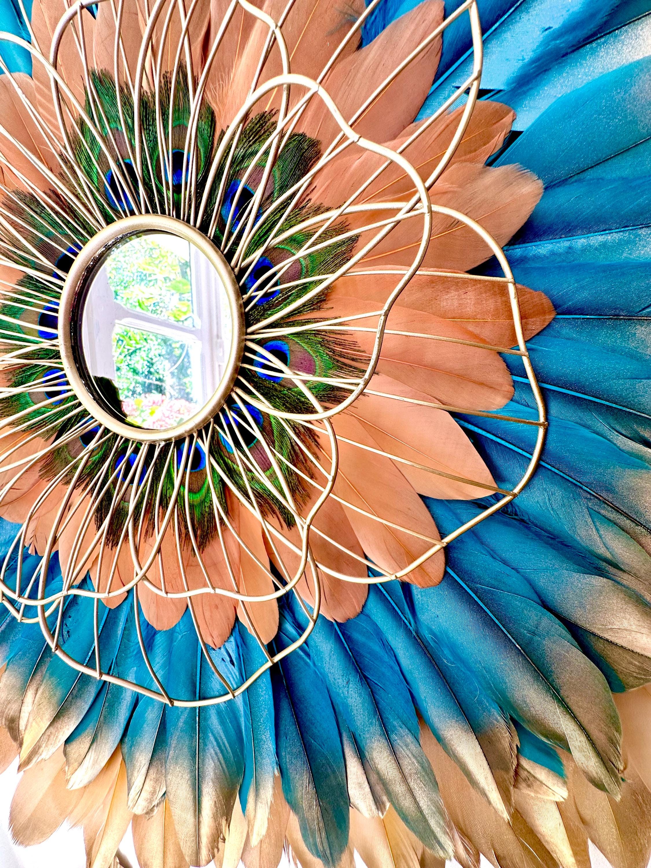 L’AZURIA – Juju Hat mural en plumes naturelles et plumes de paon Fleur en métal doré | Déco murale bohème chic | 50-65-80 cm