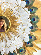 Le SOLARIS Paon – Juju Hat miroir mural en plumes de paon et fleur dorée – Déco murale artisanale bohème chic en plumes naturelles