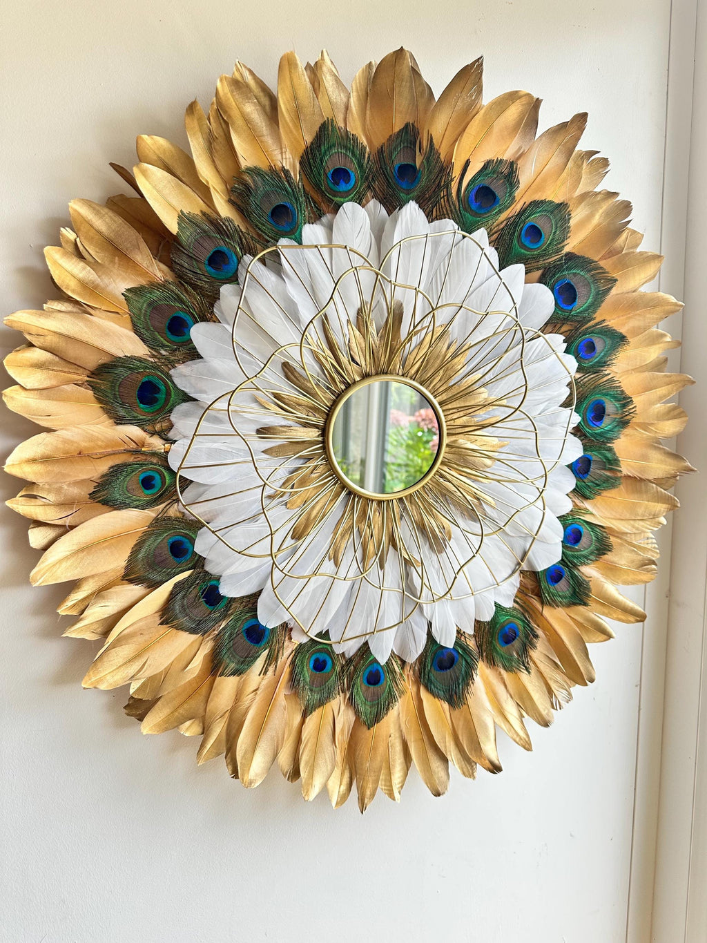 Le SOLARIS Paon – Juju Hat miroir mural en plumes de paon et fleur dorée – Déco murale artisanale bohème chic en plumes naturelles