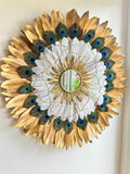 Le SOLARIS Paon – Juju Hat miroir mural en plumes de paon et fleur dorée – Déco murale artisanale bohème chic en plumes naturelles
