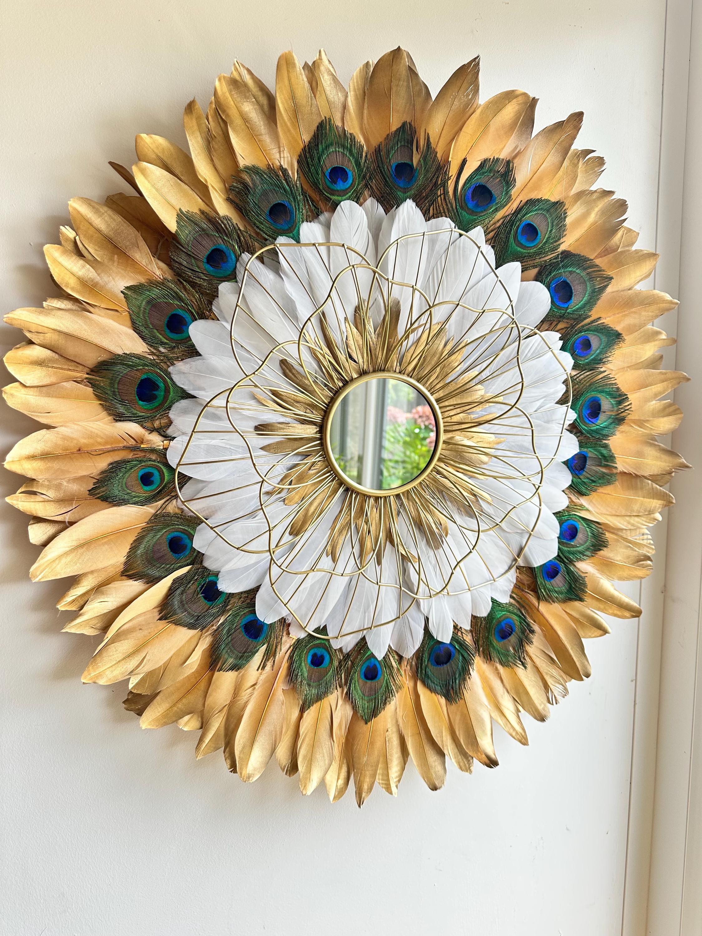 Le SOLARIS Paon – Juju Hat miroir mural en plumes de paon et fleur dorée – Déco murale artisanale bohème chic en plumes naturelles