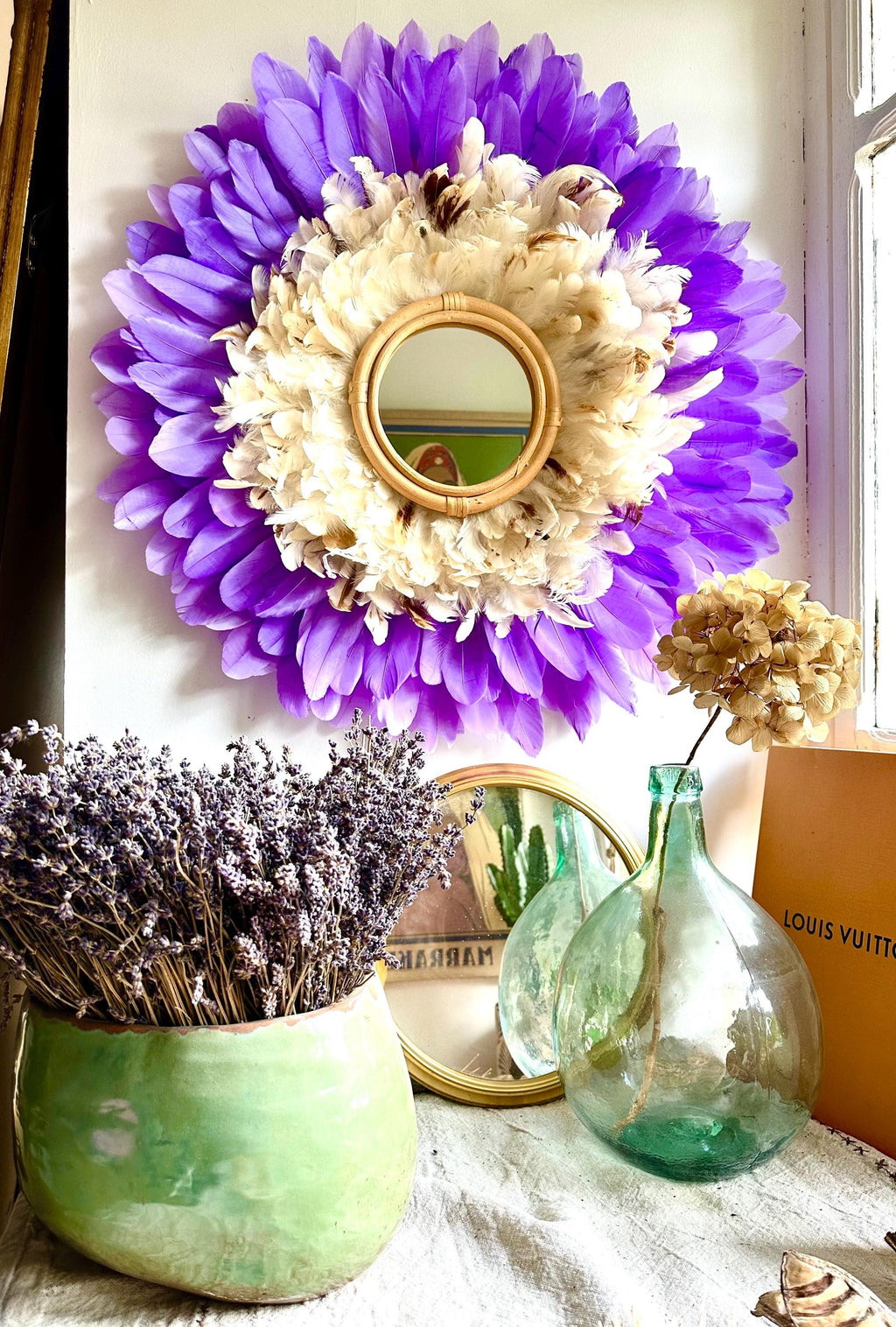 LE LILAS – Juju Hat mural en plumes lilas et beiges avec miroir en rotin | Déco murale bohème chic, artisanale et naturelle