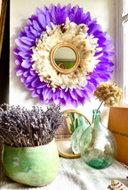 LE LILAS – Juju Hat mural en plumes lilas et beiges avec miroir en rotin | Déco murale bohème chic, artisanale et naturelle