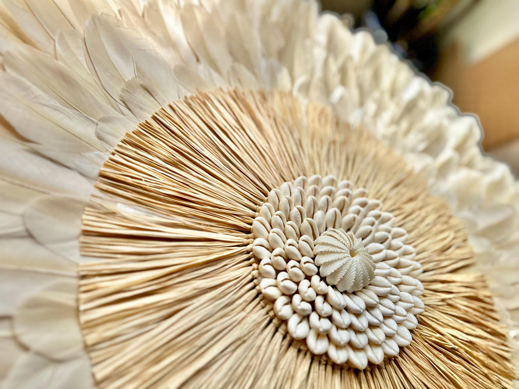 JUJUHAT Le ZANZIBAR – Déco murale XXL en plumes naturelles sable et raphia tressé avec coquillages