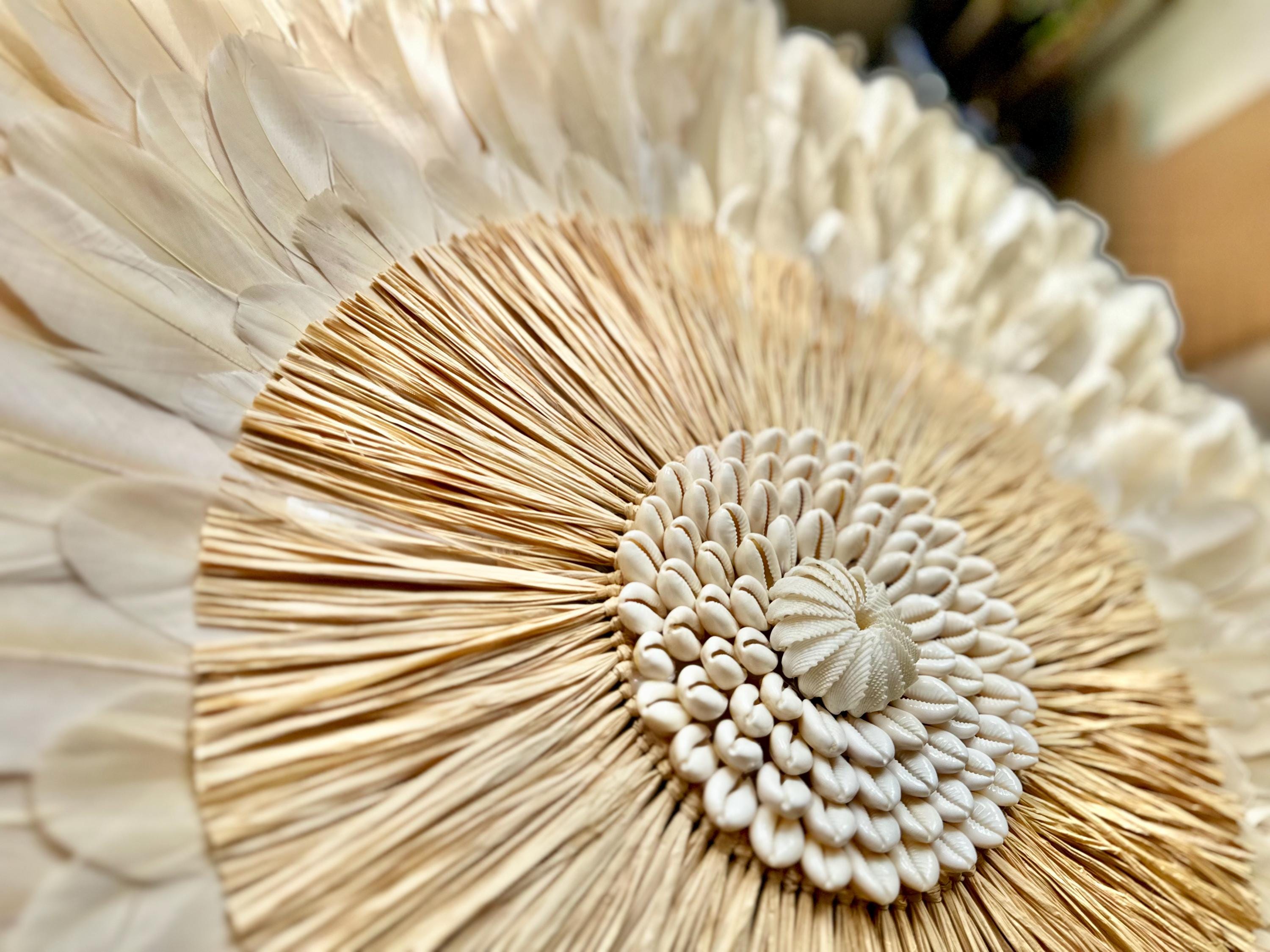 JUJUHAT Le ZANZIBAR – Déco murale XXL en plumes naturelles sable et raphia tressé avec coquillages
