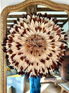 Juju Hat “LE SABA” – Plumes crème et chocolat – Pompon en raphia naturel – Déco murale bohème ethnique chic – Fait main – 65 cm