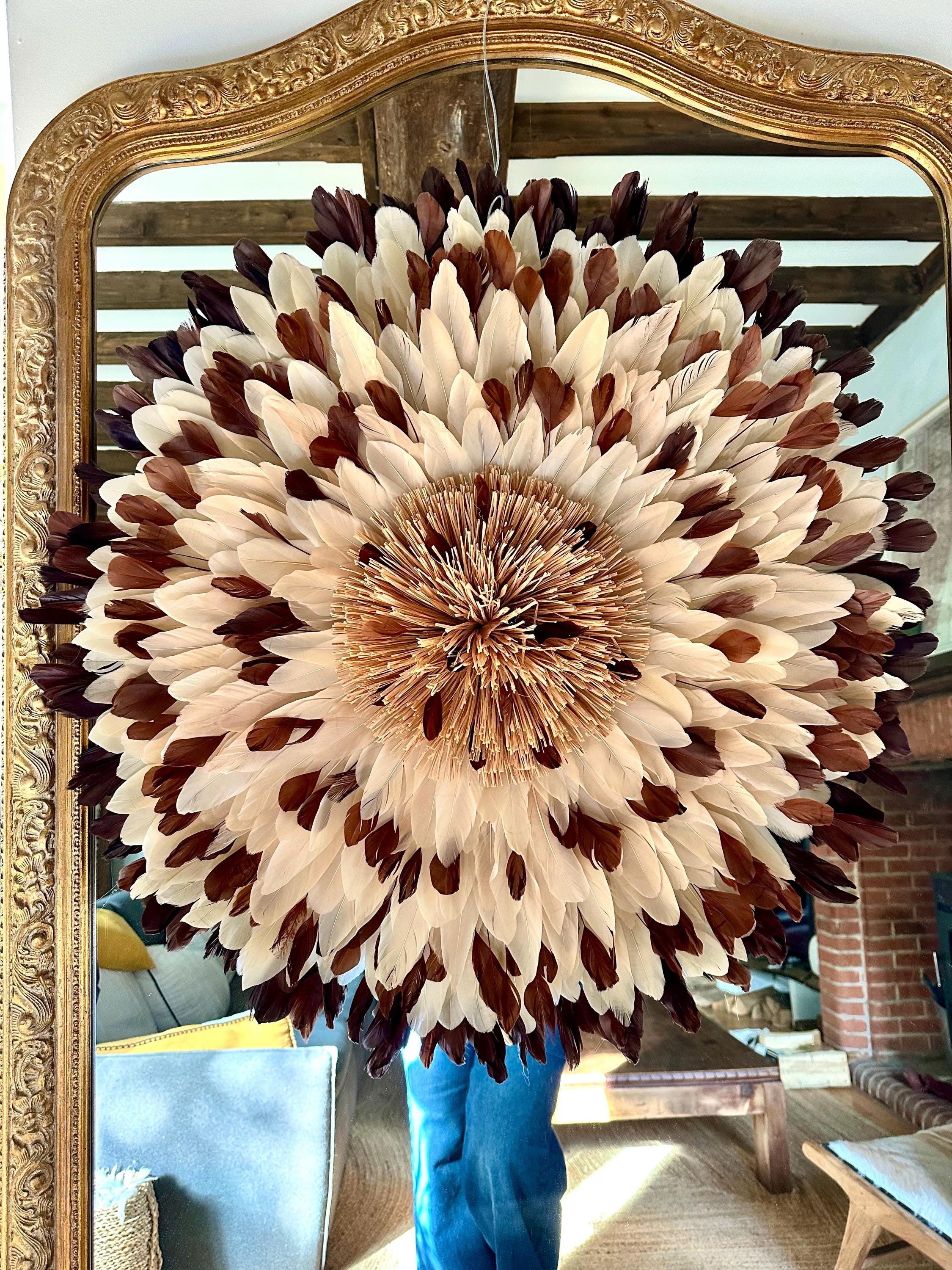Juju Hat “LE SABA” – Plumes crème et chocolat – Pompon en raphia naturel – Déco murale bohème ethnique chic – Fait main – 65 cm