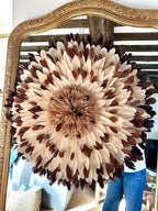 Juju Hat “LE SABA” – Plumes crème et chocolat – Pompon en raphia naturel – Déco murale bohème ethnique chic – Fait main – 65 cm