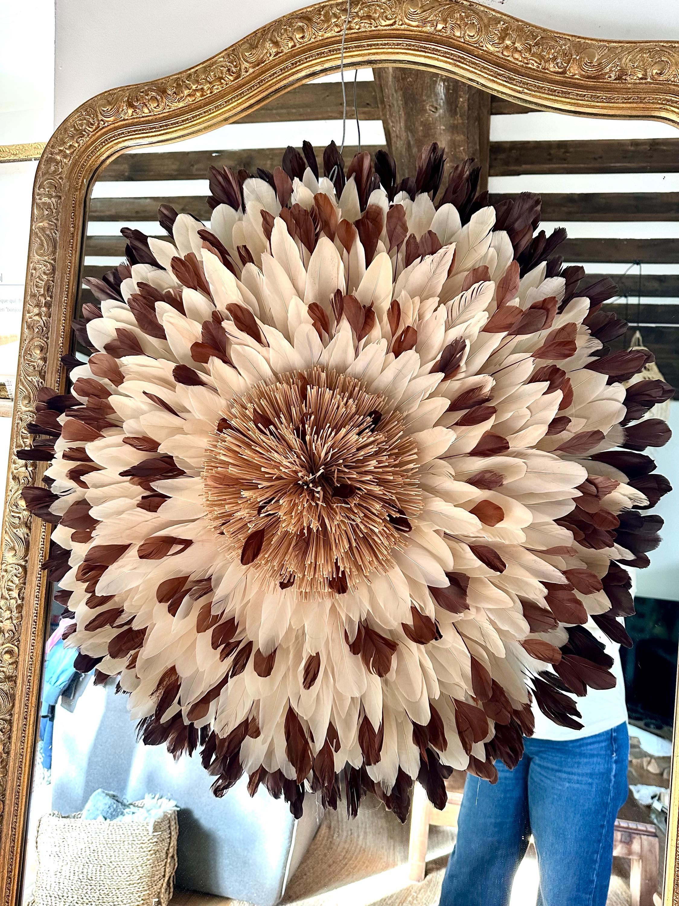 Juju Hat “LE SABA” – Plumes crème et chocolat – Pompon en raphia naturel – Déco murale bohème ethnique chic – Fait main – 65 cm