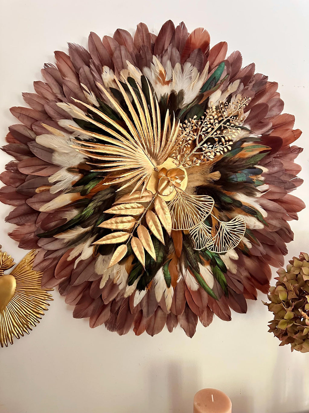 L’ACAJOU – Juju Hat mural en plumes naturelles et feuilles dorées | Décoration murale bohème chic automnale, fait main