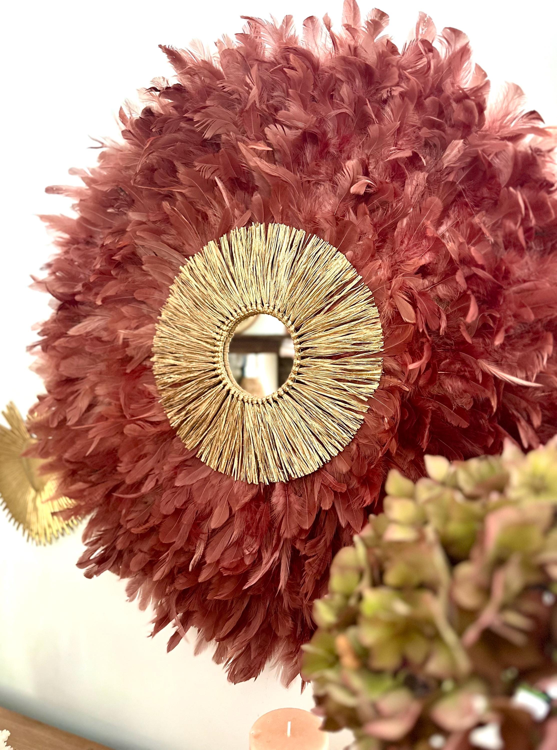 JUJUHAT « LE GALACTIC » en plumes terracotta avec miroir soleil et raphia doré – décoration murale ethnique chic