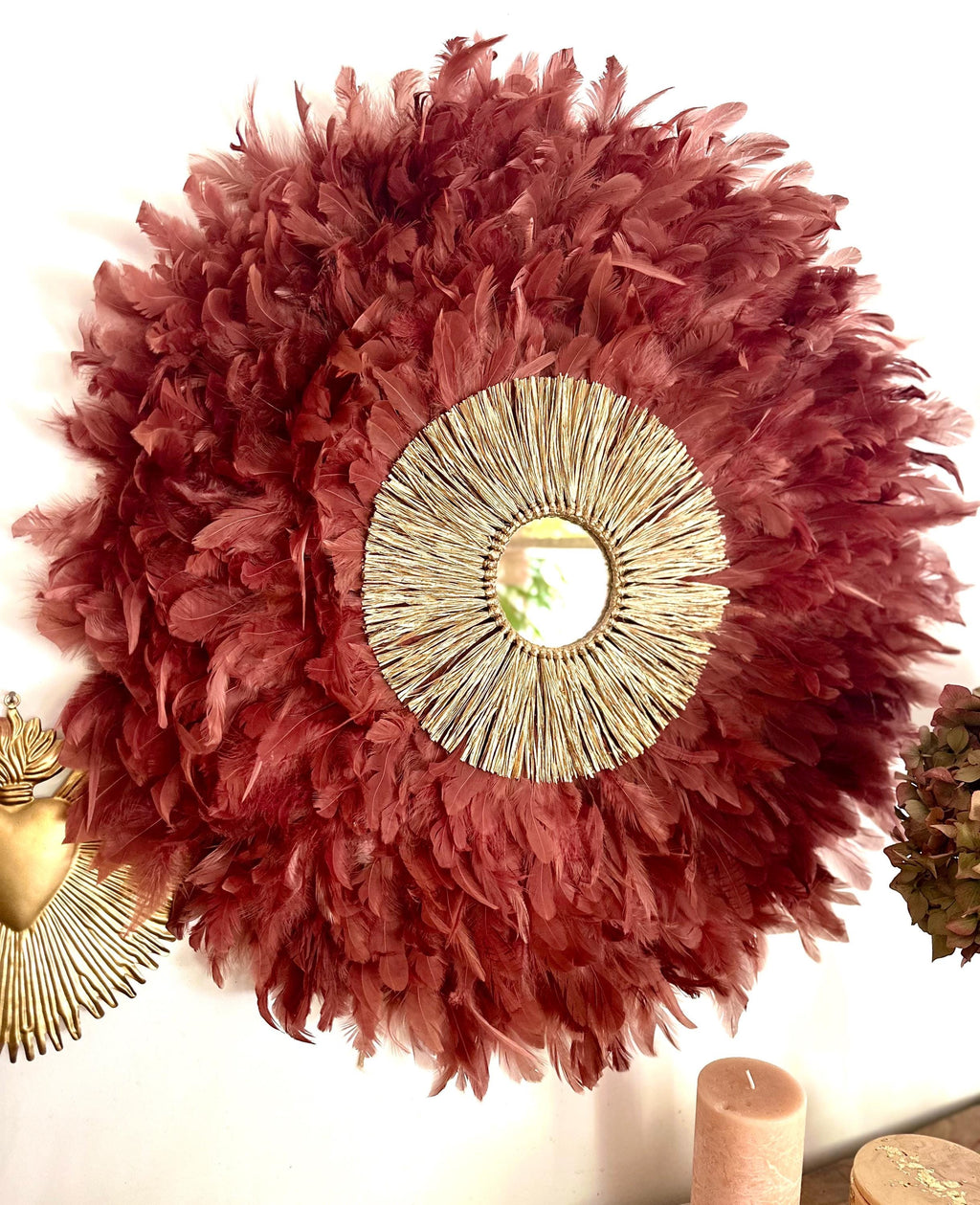 JUJUHAT « LE GALACTIC » en plumes terracotta avec miroir soleil et raphia doré – décoration murale ethnique chic