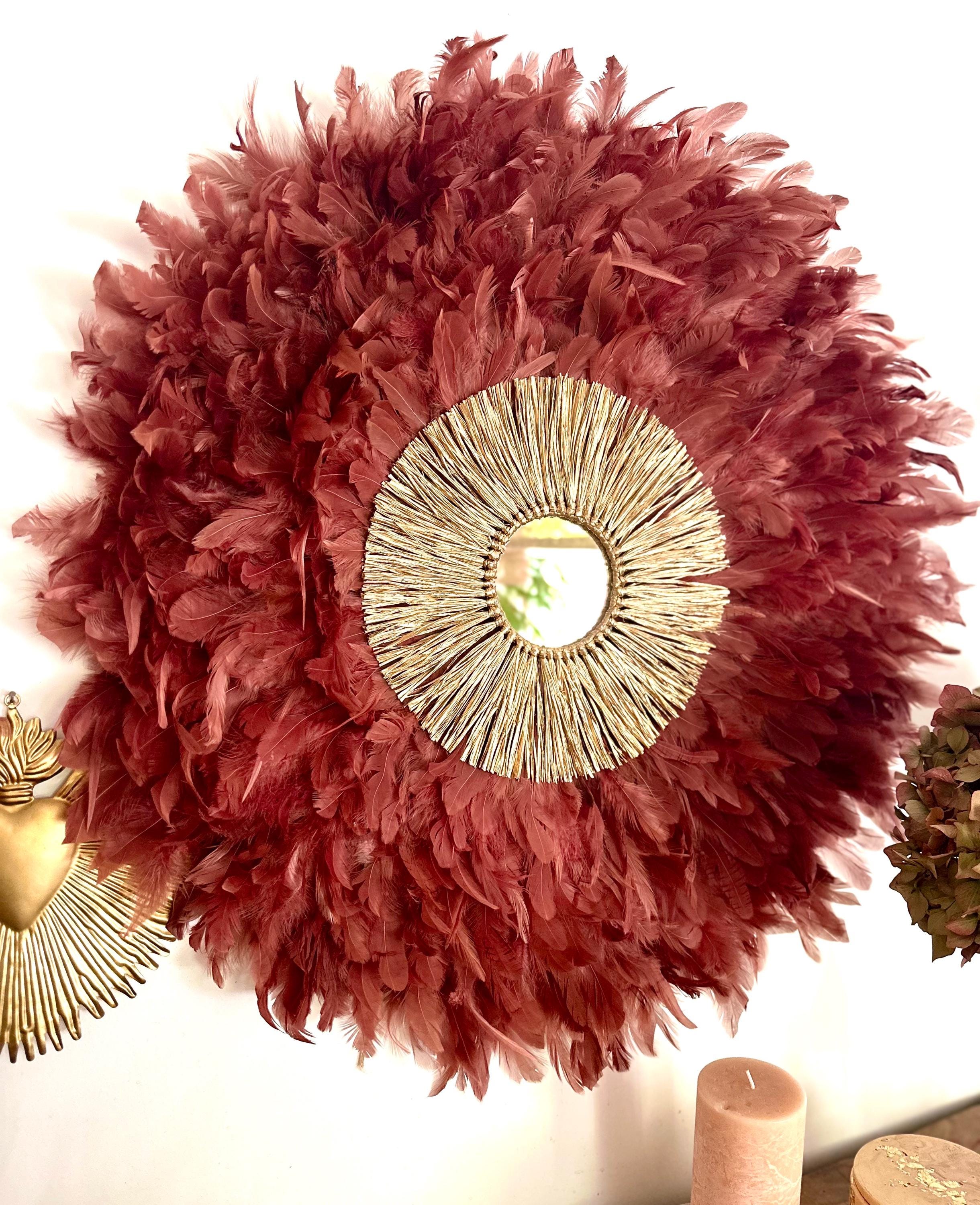 JUJUHAT « LE GALACTIC » en plumes terracotta avec miroir soleil et raphia doré – décoration murale ethnique chic