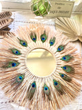 Miroir mural GAÏA – miroir en raphia et plumes de paon 58 cm – décoration murale bohème chic et naturelle fait main