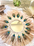 Miroir mural GAÏA – miroir en raphia et plumes de paon 58 cm – décoration murale bohème chic et naturelle fait main