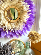 LE LILAS – Juju Hat mural en plumes lilas et beiges avec miroir en rotin | Déco murale bohème chic, artisanale et naturelle