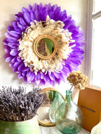 LE LILAS – Juju Hat mural en plumes lilas et beiges avec miroir en rotin | Déco murale bohème chic, artisanale et naturelle