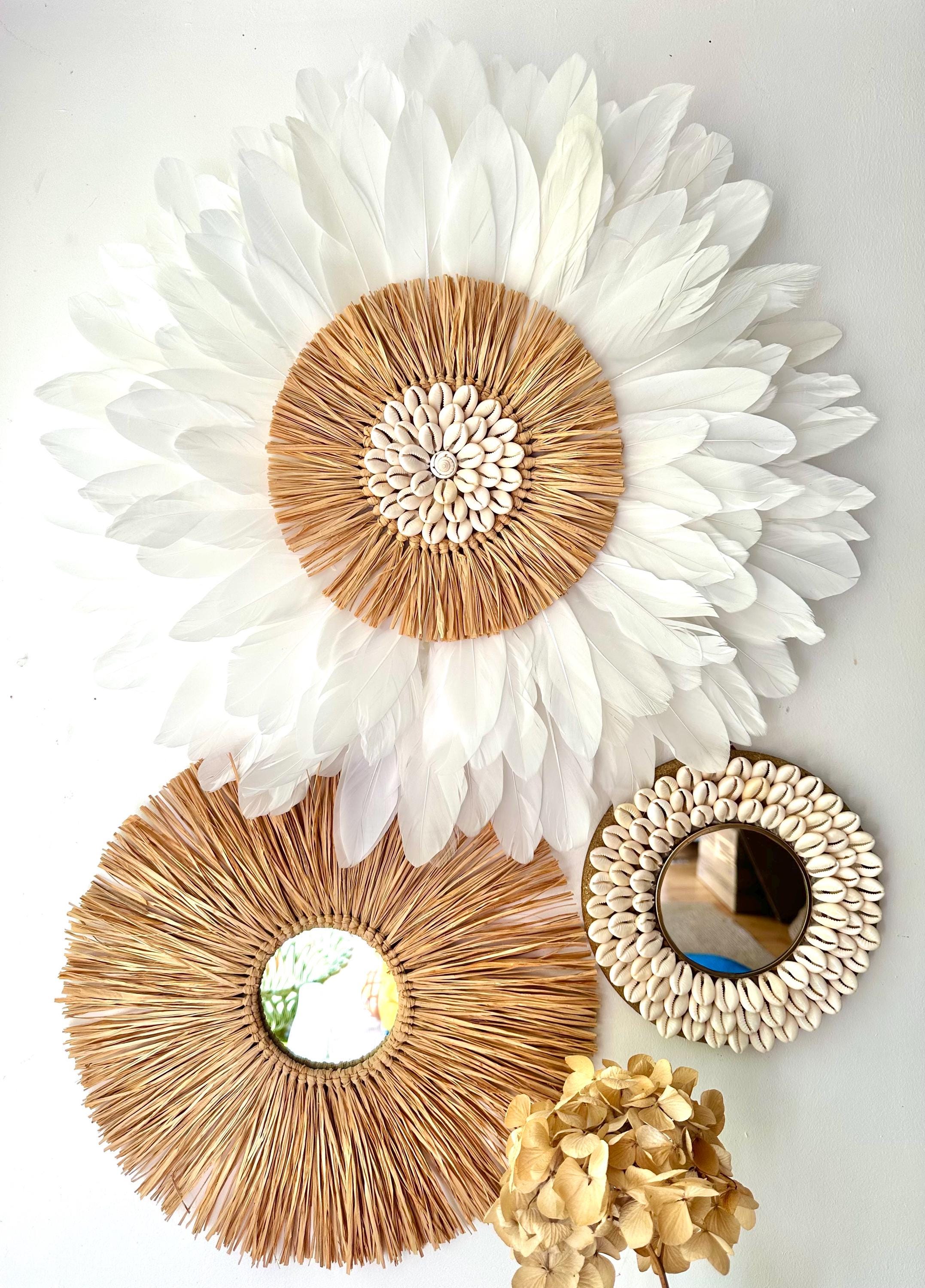 trio-de-sarah-juju-hat-blanc-miroir-en-raphia-naturel-et-miroir-coquillages-naturels decoration murale boheme chic