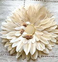 Juju Hat LE CÉLESTE – Miroir mural beige greige avec fleurs de soie et contour doré | Déco murale bohème chic en plumes naturelles