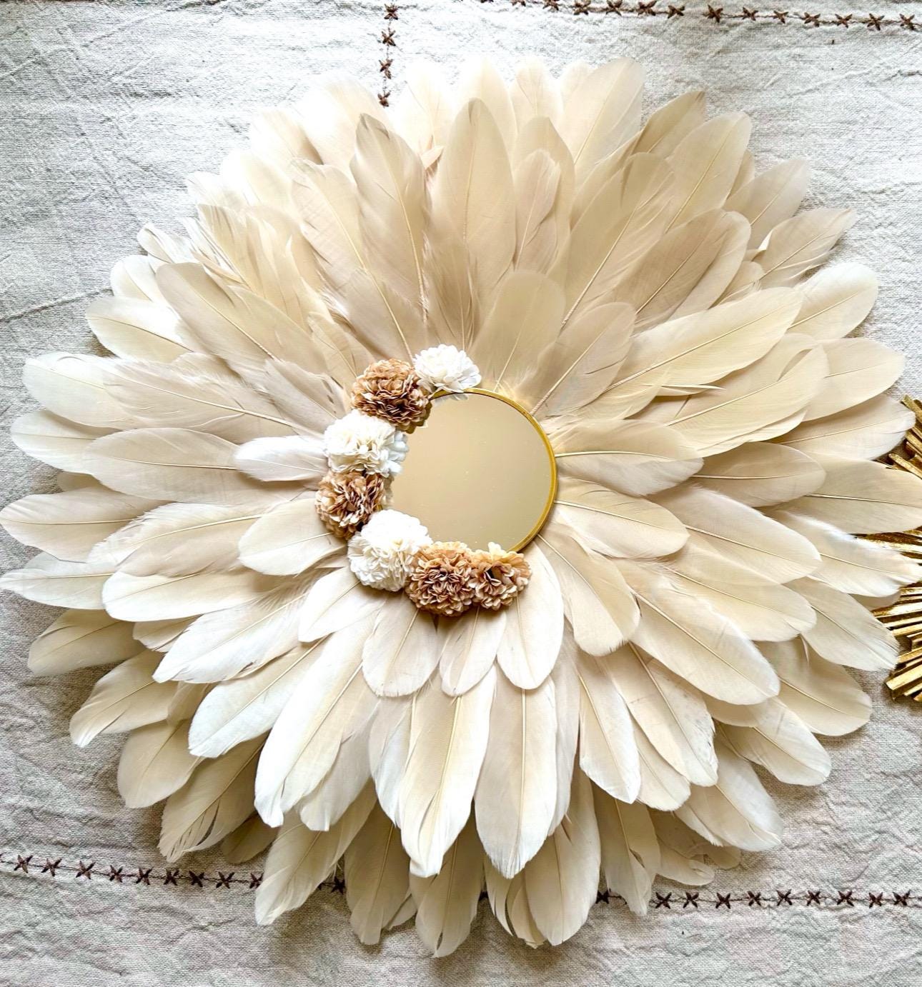 Juju Hat LE CÉLESTE – Miroir mural beige greige avec fleurs de soie et contour doré | Déco murale bohème chic en plumes naturelles