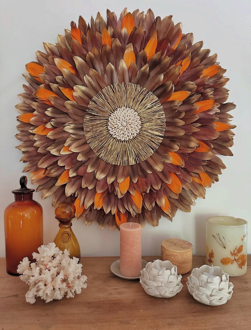 JUJUHAT “MILLE FEUX” – Déco murale en plumes marron, orange et doré • Raphia doré & cauris • 50, 65 ou 80 cm
