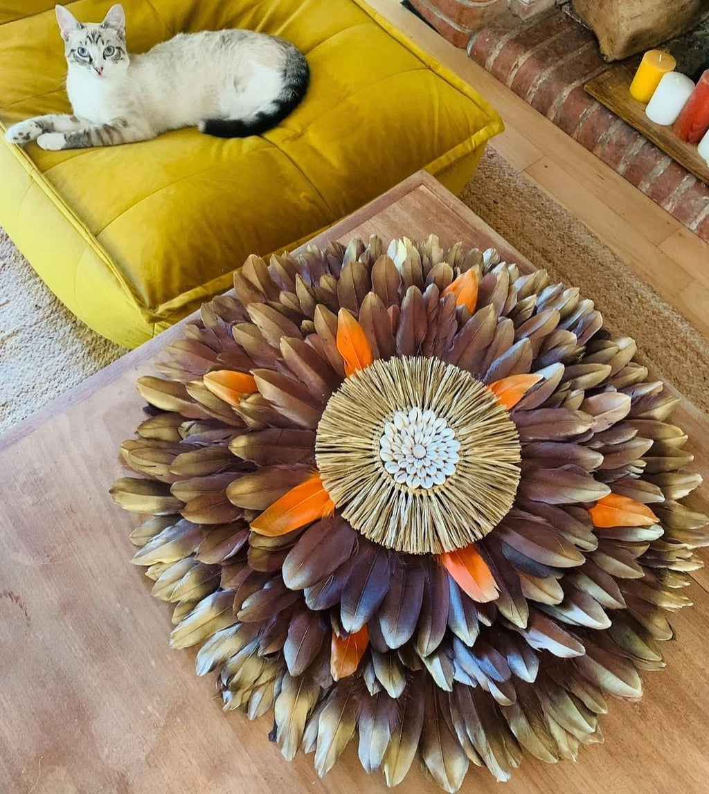 JUJUHAT “MILLE FEUX” – Déco murale en plumes marron, orange et doré • Raphia doré & cauris • 50, 65 ou 80 cm
