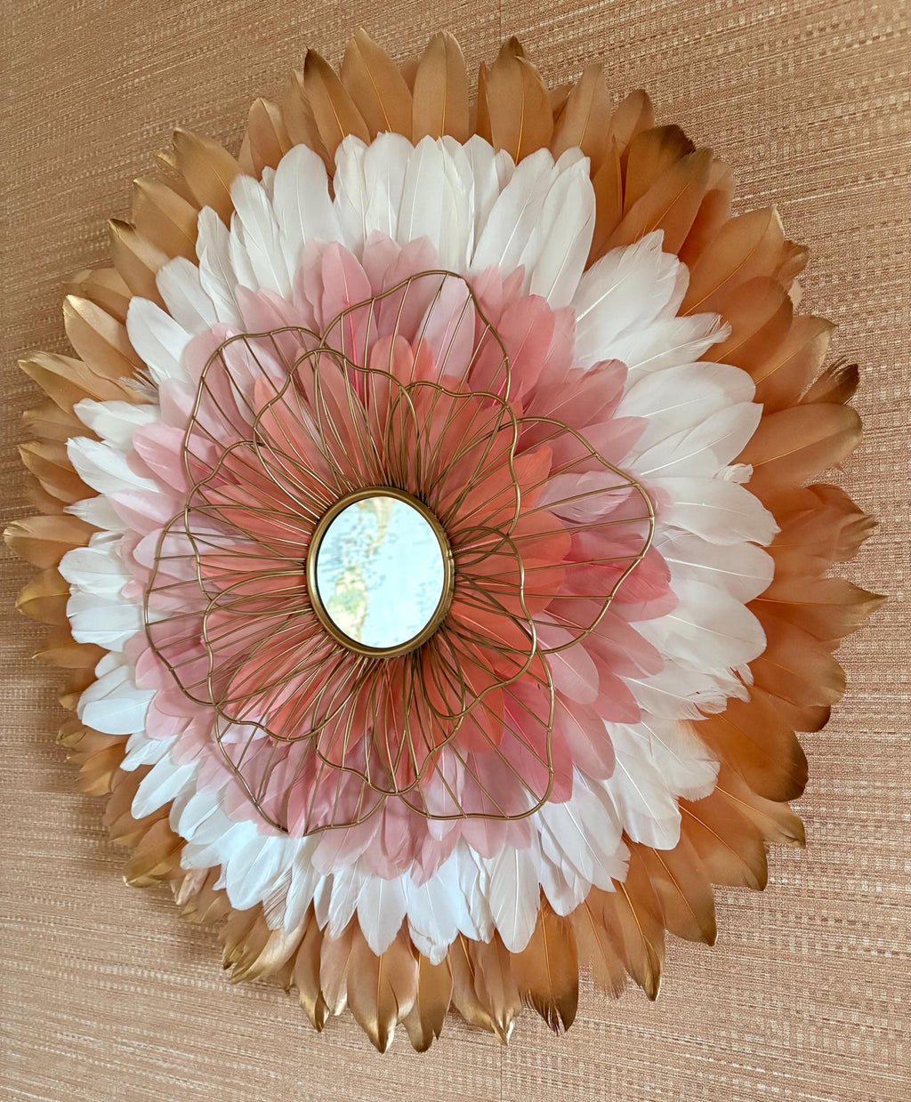 SOLARIS POUDRÉ – Juju Hat mural bohème chic en plumes, fleur en métal doré – Décoration murale artisanale