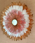 SOLARIS POUDRÉ – Juju Hat mural bohème chic en plumes, fleur en métal doré – Décoration murale artisanale